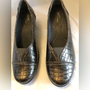 10 W Easy Street croc pattern shoes